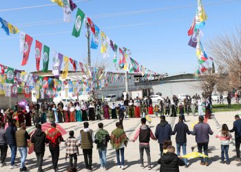 Halklar Newroz ateşiyle özgürlük halayında