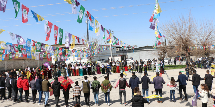 Halklar Newroz ateşiyle özgürlük halayında Halklar Newroz ateşiyle özgürlük halayında