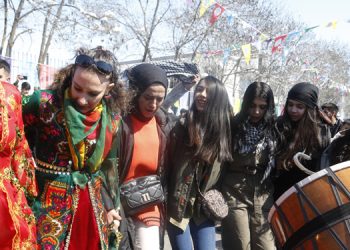 Hava eksi 10 derece: Bingöl Newroz ateşi etrafında