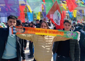 HDP ve Demirtaş resmi bulunan atkı Newroz alanına sokulmadı