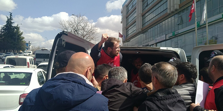 İşten atılan EnerjiSa işçileri gözaltına alındı İşten atılan EnerjiSa işçileri gözaltına alındı