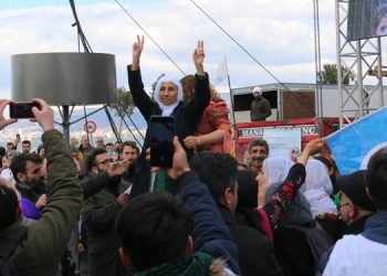 İzmir’de Newroz ateşini Deniz Poyraz ailesi yaktı