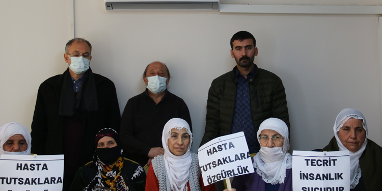 KESK VE TUHAD-FED’den Adalet Nöbeti’ne ziyaret KESK VE TUHAD-FED’den Adalet Nöbeti’ne ziyaret