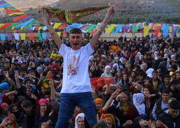 Mardin’i Newroz ateşi sardı: Kürtleri inkar edenler yenilecekler