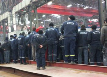 Modül çelik işçileri ödenmeyen ücretleri için iş durdurdu