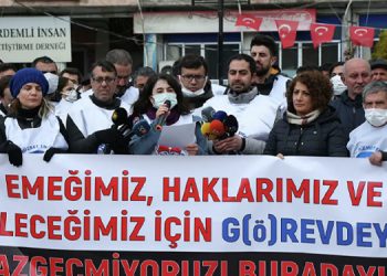 Sağlıkçılar talepleri için 3. kez grevde: ‘Buradayız, hiçbir yere gitmiyoruz’