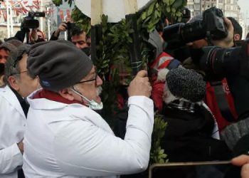Taksim’de doktor ve polisler arasında arbede: 89 yaşındaki doktor yere düştü
