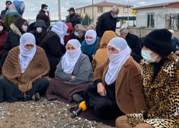 Tutuklu yakınlarından cezaevi önünde oturma eylemi