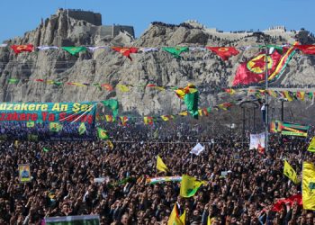 Van Kalesi’nde 30 yıl önce yakılan ateş yüzbinleri buluşturuyor