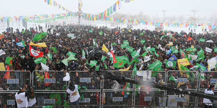 Van’da Newroz başladı: Yüzbinlerin irade beyanı Van’da Newroz başladı: Yüzbinlerin irade beyanı