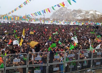 Van’da yüzbinler Newroz ateşini yaktı: Öcalan’a özgürlük zamanı