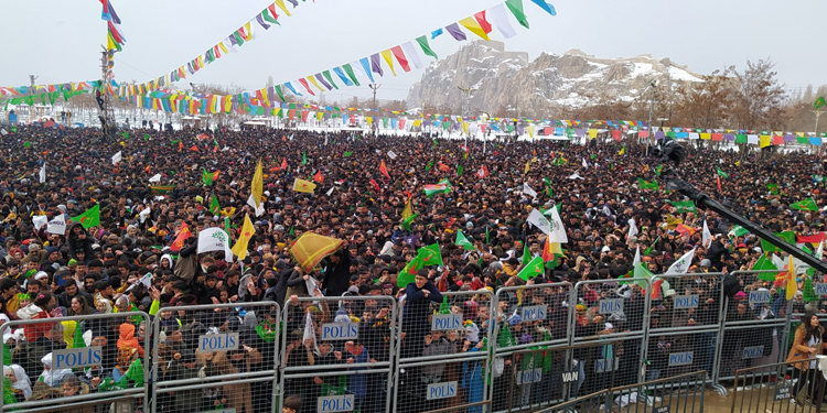 Van’da yüzbinler Newroz ateşini yaktı: Öcalan’a özgürlük zamanı Van’da yüzbinler Newroz ateşini yaktı: Öcalan’a özgürlük zamanı