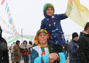 Vanlılar Newroz ateşine yürüyor
