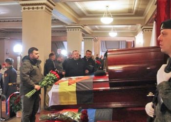 Vladimir Zhoga’nın cenazesi sloganlarla uğurlanıyor