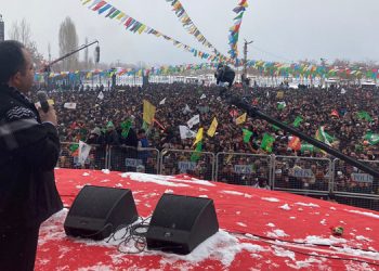 Yüzbinler Van Kalesi’nden seslendi: Tecrit bitmeden hiçbir sorun çözülmez