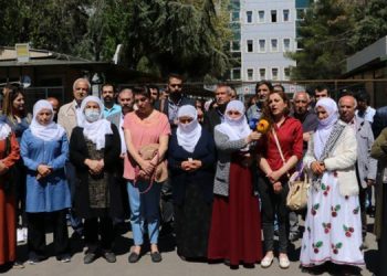 Tutuklu yakınlarına polis engeli