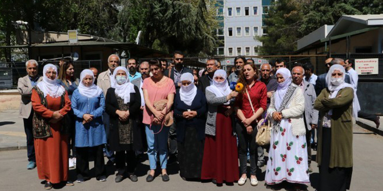 Tutuklu yakınlarına polis engeli Tutuklu yakınlarına polis engeli