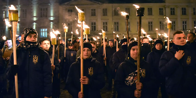 Binlerce Ukraynalı neo-Nazi genç, Kiev’de meşaleli yürüyüş düzenledi Binlerce Ukraynalı neo-Nazi genç, Kiev’de meşaleli yürüyüş düzenledi
