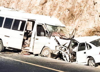 Göçmenleri taşıyan minibüs takla attı: 4 ölü, 25 yaralı