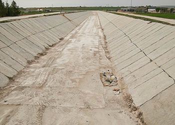 Göl, kanal, ekin var ama su yok!