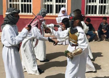 İlkokul çocuklarının eline kılıç kalkan verdiler