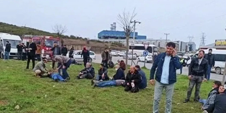 İşçi servisi TIR’la çarpıştı: İkisi ağır 24 yaralı İşçi servisi TIR’la çarpıştı: İkisi ağır 24 yaralı