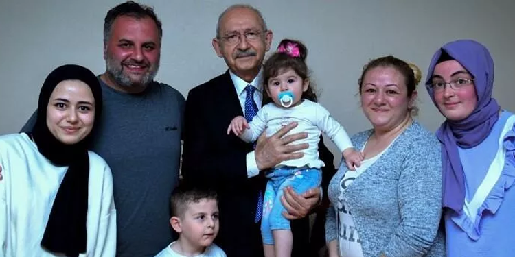 Kılıçdaroğlu bu kez İstanbul’da elektriksiz aileyi ziyaret etti Kılıçdaroğlu bu kez İstanbul’da elektriksiz aileyi ziyaret etti
