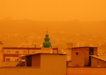 Şırnak ve Mardin’de gökyüzü sarıya büründü