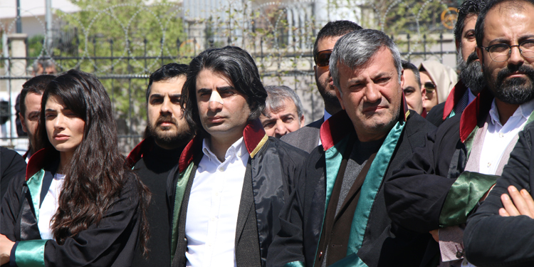 Avukat Alphan’a yönelik saldırı protesto edildi Avukat Alphan’a yönelik saldırı protesto edildi