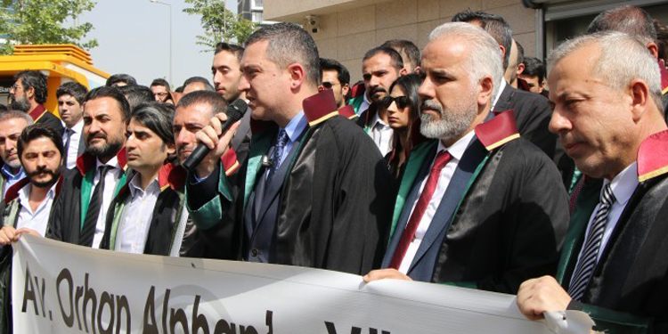 Avukatı darp eden polis görevin başında Avukatı darp eden polis görevin başında