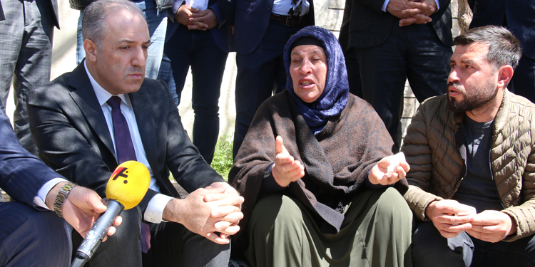 DEVA’dan Şenyaşar ailesine ziyaret: Adalet böyle katlediliyor DEVA’dan Şenyaşar ailesine ziyaret: Adalet böyle katlediliyor