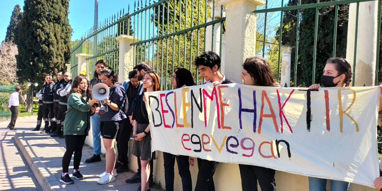Ege Üniversitesi öğrencileri vegan menü mücadelesini kazandı Ege Üniversitesi öğrencileri vegan menü mücadelesini kazandı