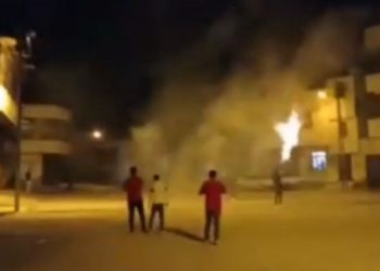 Gençlerden havai fişeklerle 4 Nisan kutlaması