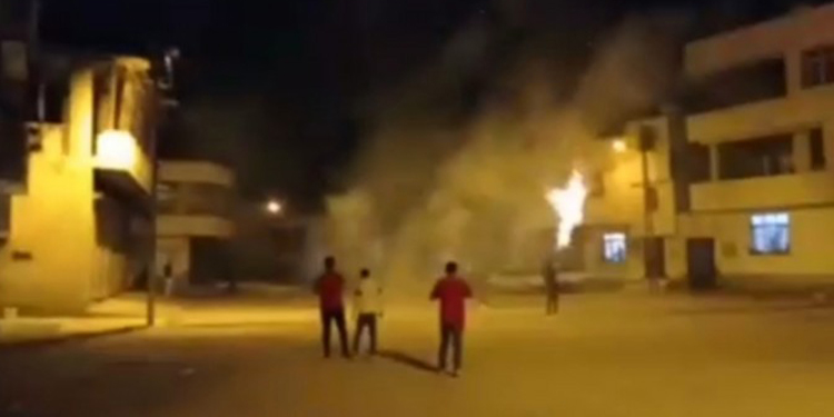 Gençlerden havai fişeklerle 4 Nisan kutlaması Gençlerden havai fişeklerle 4 Nisan kutlaması