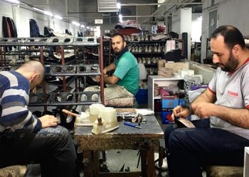 Hatay’daki ayakkabı atölyesinde kimyasal ile burun buruna bir hayat: Bizim ilacımız bu, onsuz yapamayız