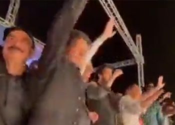 İmran Han, görevden alınmasının ardından ilk mitingini düzenledi