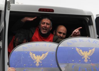 İşten atılan EnerjiSa işçilerinin eylemine polis saldırdı