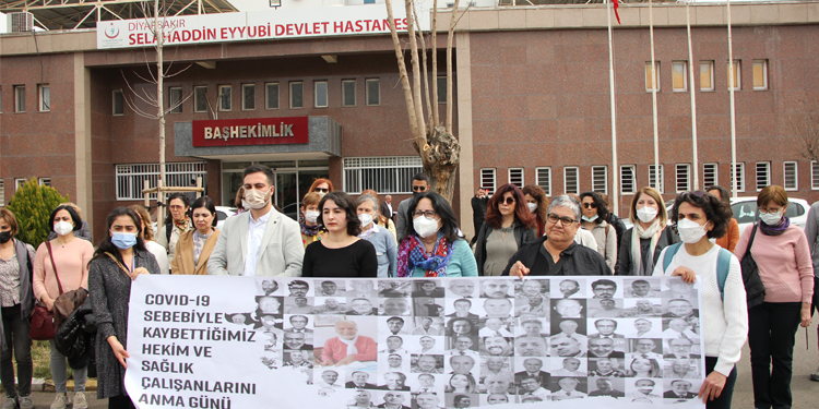 Kovid-19 nedeniyle hayatını kaybeden sağlıkçılar anıldı Kovid-19 nedeniyle hayatını kaybeden sağlıkçılar anıldı