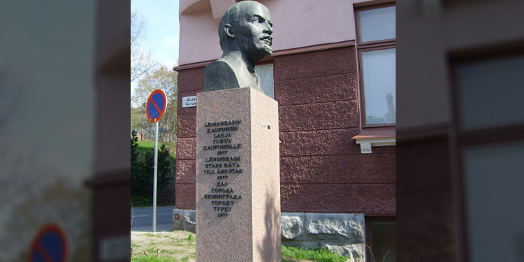 Finlandiya’nın Turku kentindeki Lenin heykeli kaldırıldı Finlandiya’nın Turku kentindeki Lenin heykeli kaldırıldı