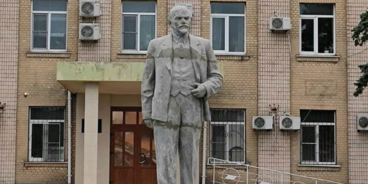 Lenin’in heykeli 7 yıl sonra yeniden dikildi Lenin’in heykeli 7 yıl sonra yeniden dikildi