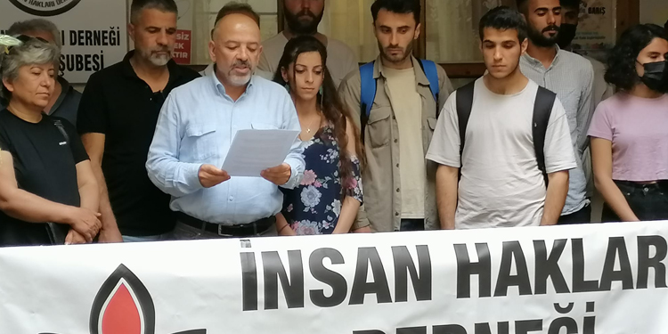 Öğrencilerin bursunun kesilmesine tepki Öğrencilerin bursunun kesilmesine tepki