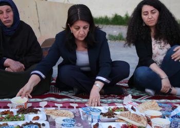 Pervin Buldan, Şenyaşar ailesi ile iftar yaptı