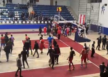 Polis, Hakkari’de oynanan maçta seyircileri darp etti