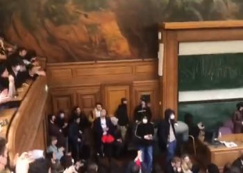 Sorbonne’da Macron ve Le Pen’i protesto eden yüzlerce öğrenci üniversiteyi işgal etti