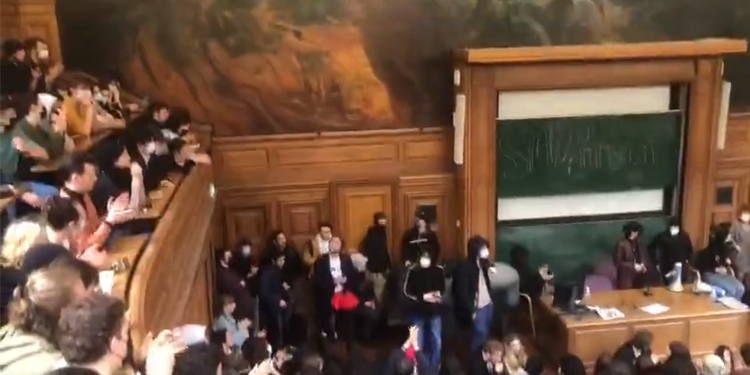 Sorbonne’da Macron ve Le Pen’i protesto eden yüzlerce öğrenci üniversiteyi işgal etti Sorbonne’da Macron ve Le Pen’i protesto eden yüzlerce öğrenci üniversiteyi işgal etti