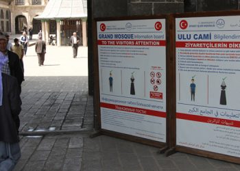 Tarihi Ulu Cami’de Rusça var, Kürtçe yok