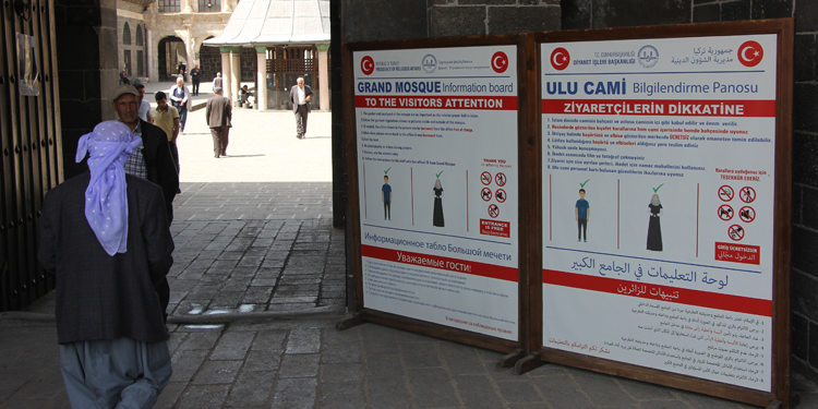 Tarihi Ulu Cami’de Rusça var, Kürtçe yok Tarihi Ulu Cami’de Rusça var, Kürtçe yok