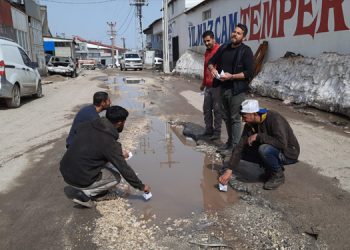 Tatvan esnafından yol protestosu