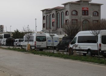 Tutuklu yakınları polis engelini protesto etti