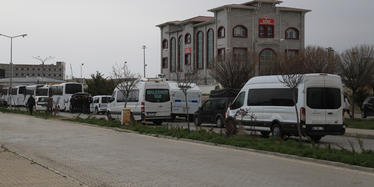 Tutuklu yakınları polis engelini protesto etti Tutuklu yakınları polis engelini protesto etti